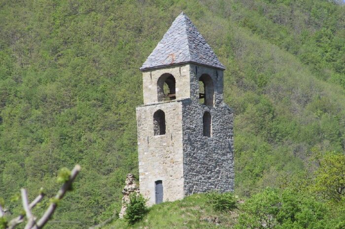 Rocca Corneta: Un Angolo di Storia e Natura nel Cuore dell’Appennino